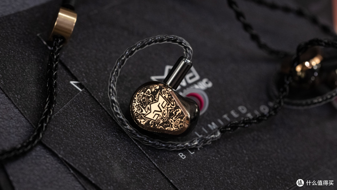 顾名思义,黑魔王用上了黑金配色,声音还是大魔王那种密度超高,力量感