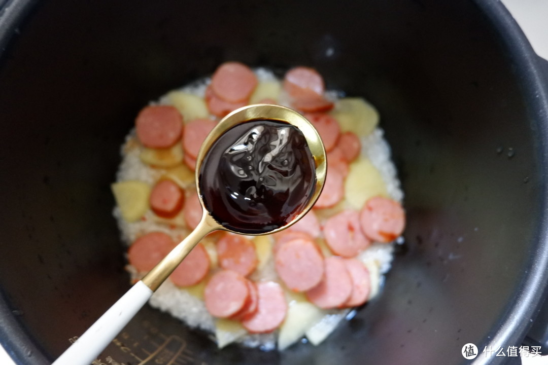 米饭这样做菜都省了！电饭煲香肠土豆焖饭