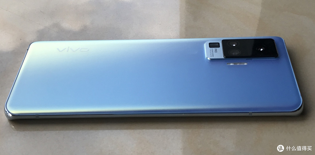 vivo 手机背面也是曲面设计,再边缘处很贴手.