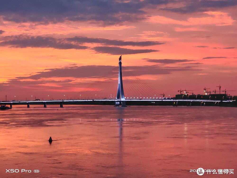 ▲ vivo X50 Pro 5G手机拍摄夕阳下的大桥。