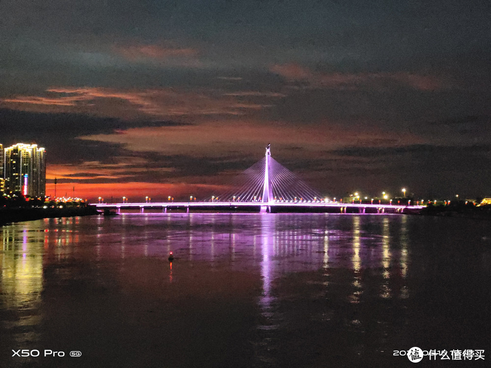 ▲ vivo X50 Pro 5G手机拍摄的夕阳西下华灯初启时大桥的倩影。