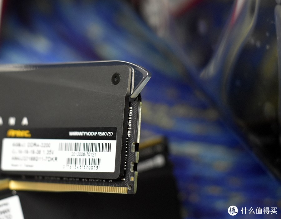  武士刀划破苍穹 RGB流光溢彩 安钛克Antec KATANA DDR4台式机内存图赏