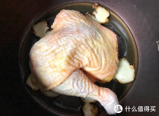 趁着端午假期，将鸡直接扔进电饭锅，不加一滴水，出锅鲜香可口