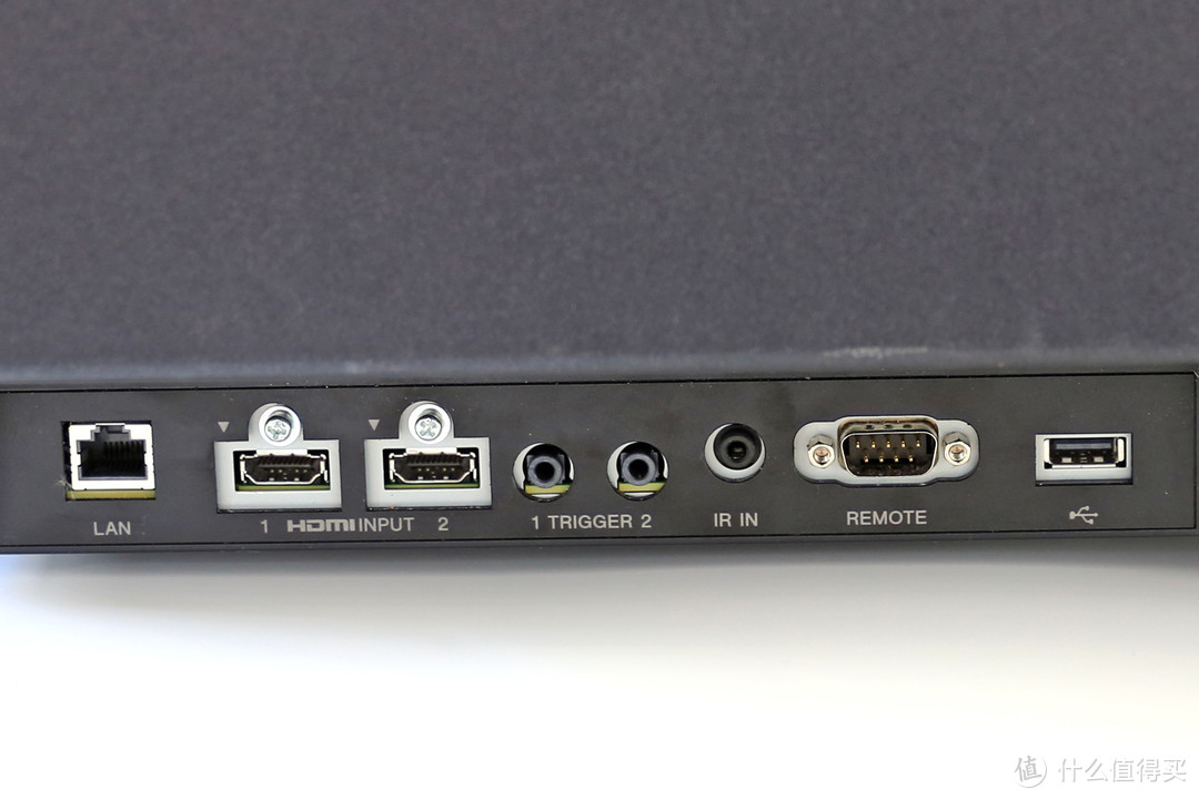 给所有输入输出接口一个特写，HDMI接口2个，都是支持DHCP 2.2，除此之外还有一个RS232接口，一个USB供电口，一个外接红外发射器接口，一个网线口和2个联动触发接口