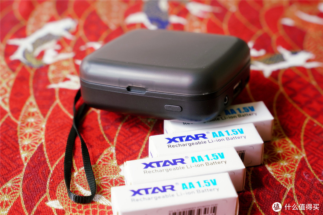 生活中的实用型数码产品，XTAR BC4充电器+小夜灯+充电电池评测