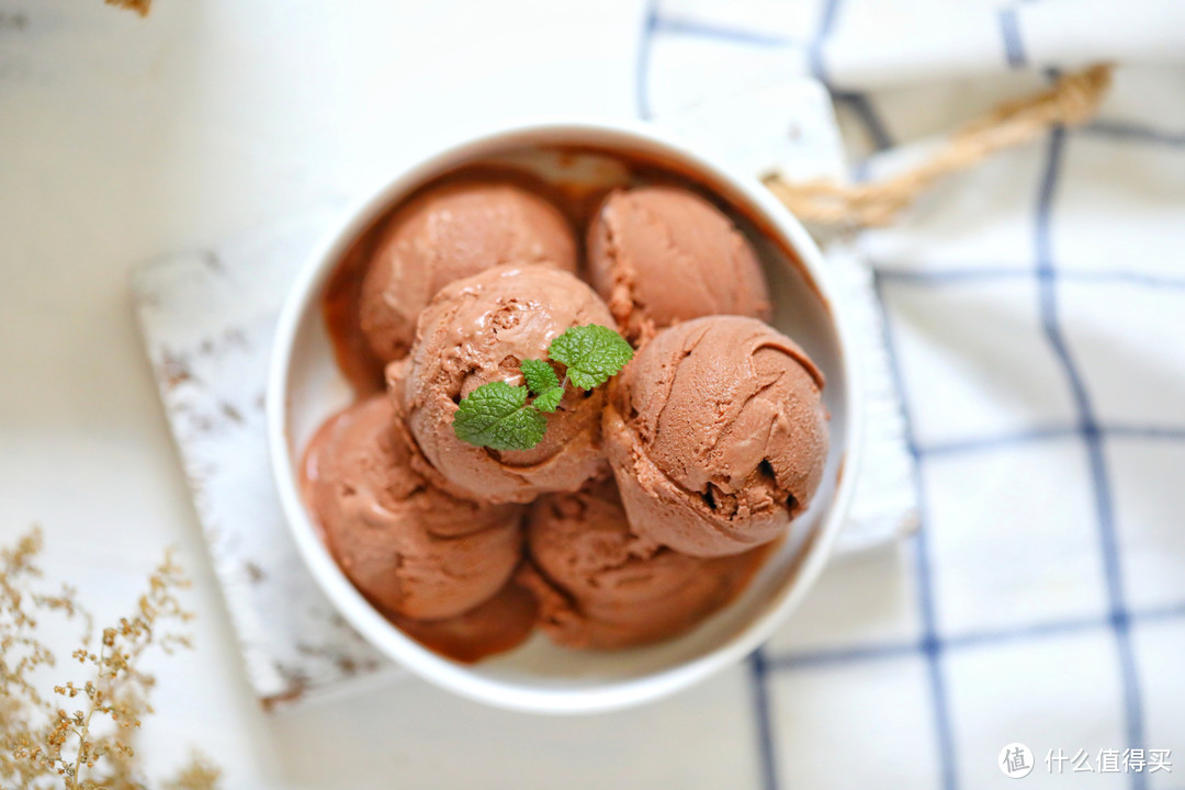 在家自制巧克力冰淇淋，醇香细腻无冰碴，掌握窍门一次就能成功