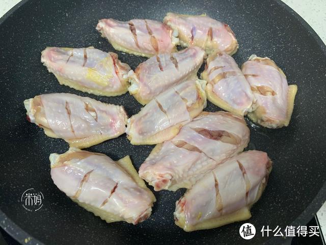 鸡翅这样煮不用一滴油，表皮酥香，肉质鲜嫩，比可乐鸡翅好吃多了