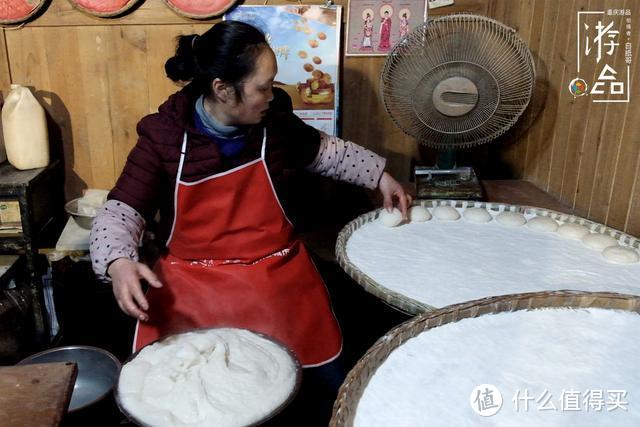 一滴油也不用的石板糍粑：大家争着要去打，能打的却没几个