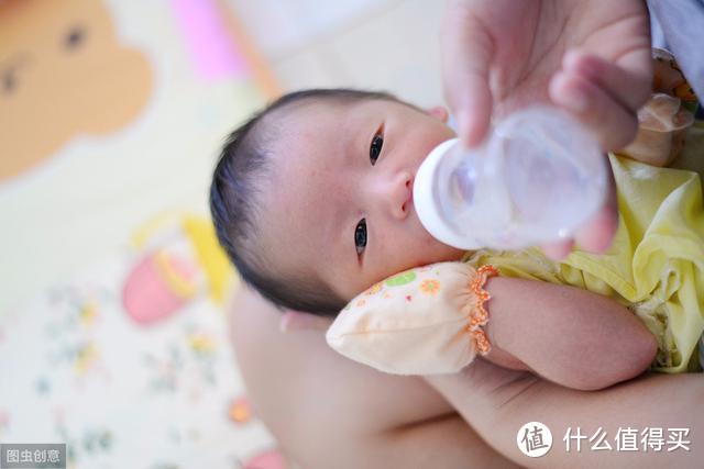 新生儿胀气哭闹，吃奶后拍嗝治标不治本？奶瓶的选择很重要