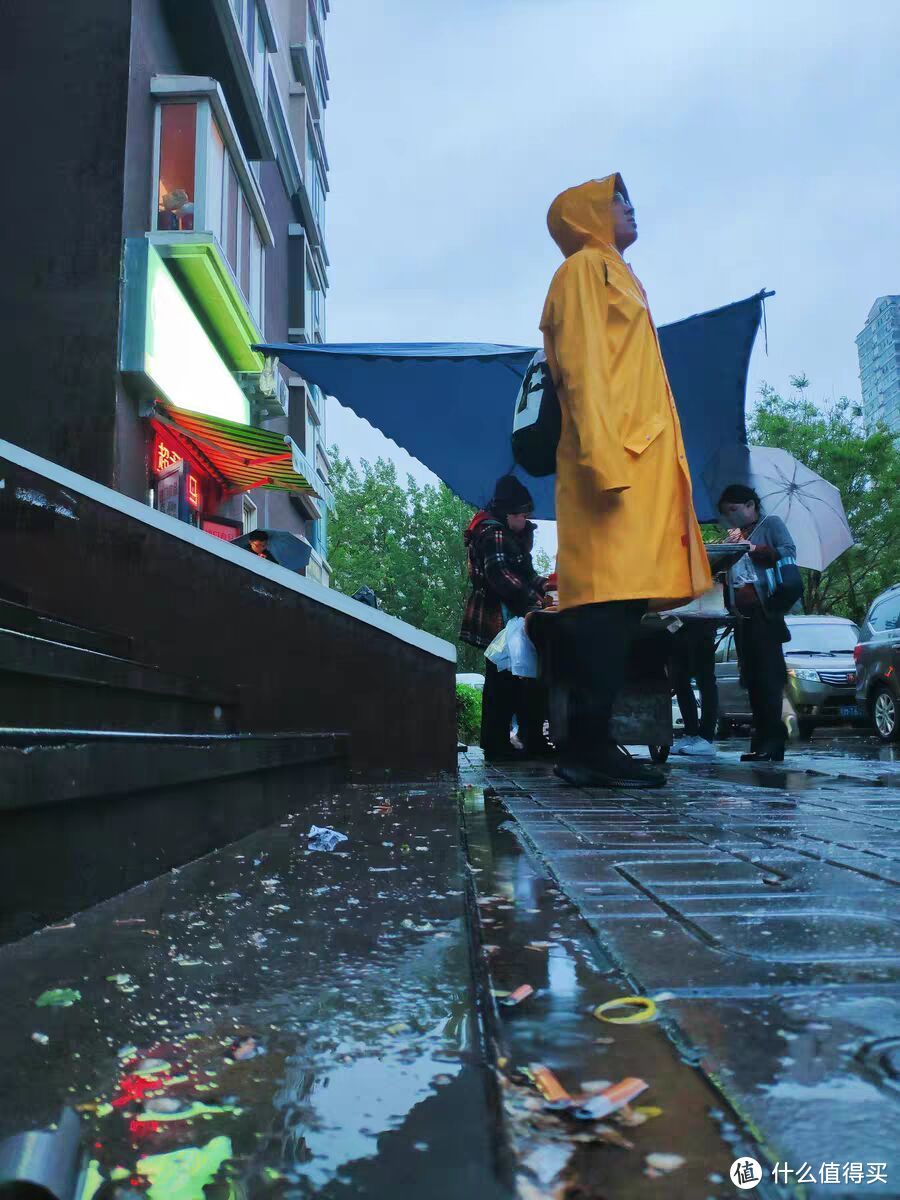 下雨天也要美美的  这些高颜值雨衣让你爱上下雨天