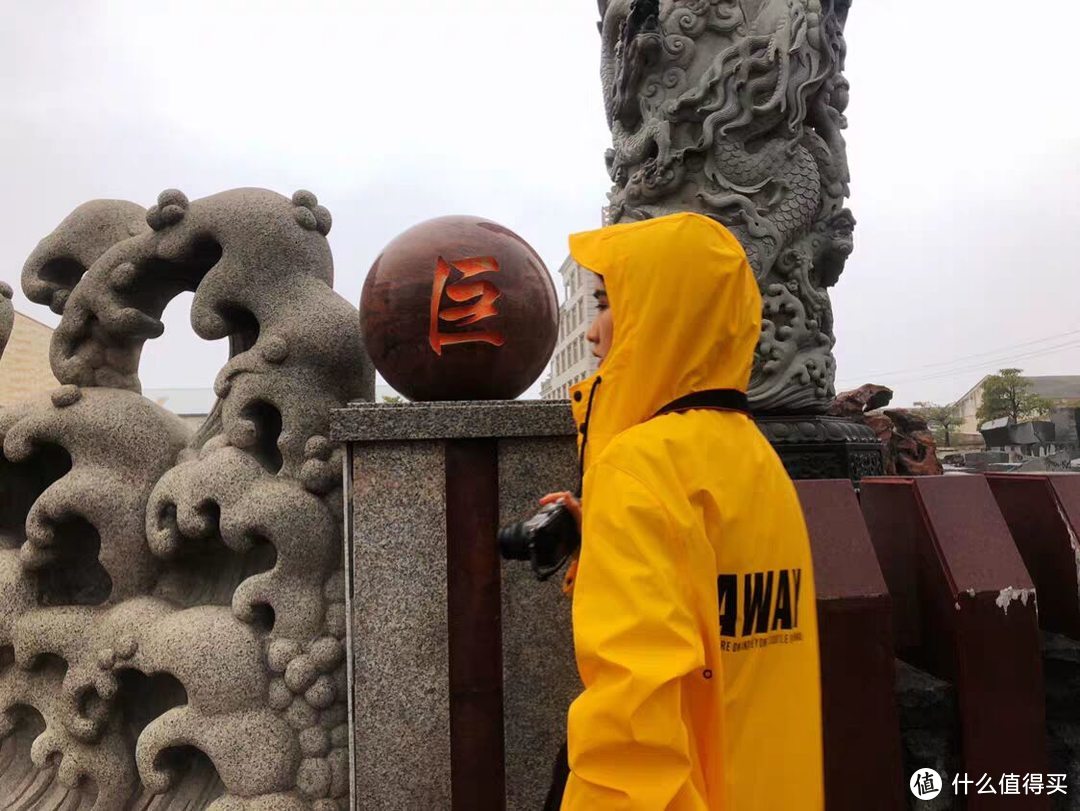 下雨天也要美美的  这些高颜值雨衣让你爱上下雨天