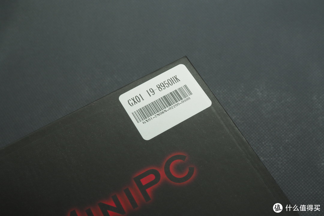 包装盒正面标注了型号GX01和处理器型号i9
