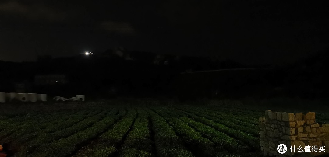 华为夜景加持下，才看的到两边是农田