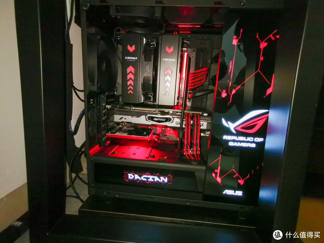 右边：主机（配置：i7 9700K+华硕Z370H+幻光戟16G+七彩虹2080）