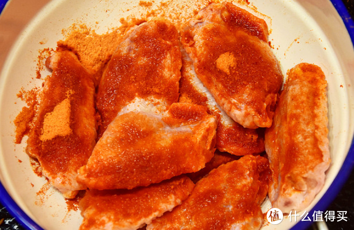 腌制超级简单，根据说明或者自己的口味把调料撒进去腌制6-12小时即可。