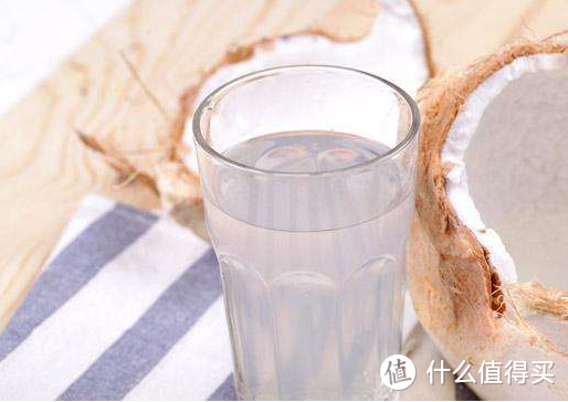 清爽可口的椰子水非常适合夏天，还能补充水分和电解质。