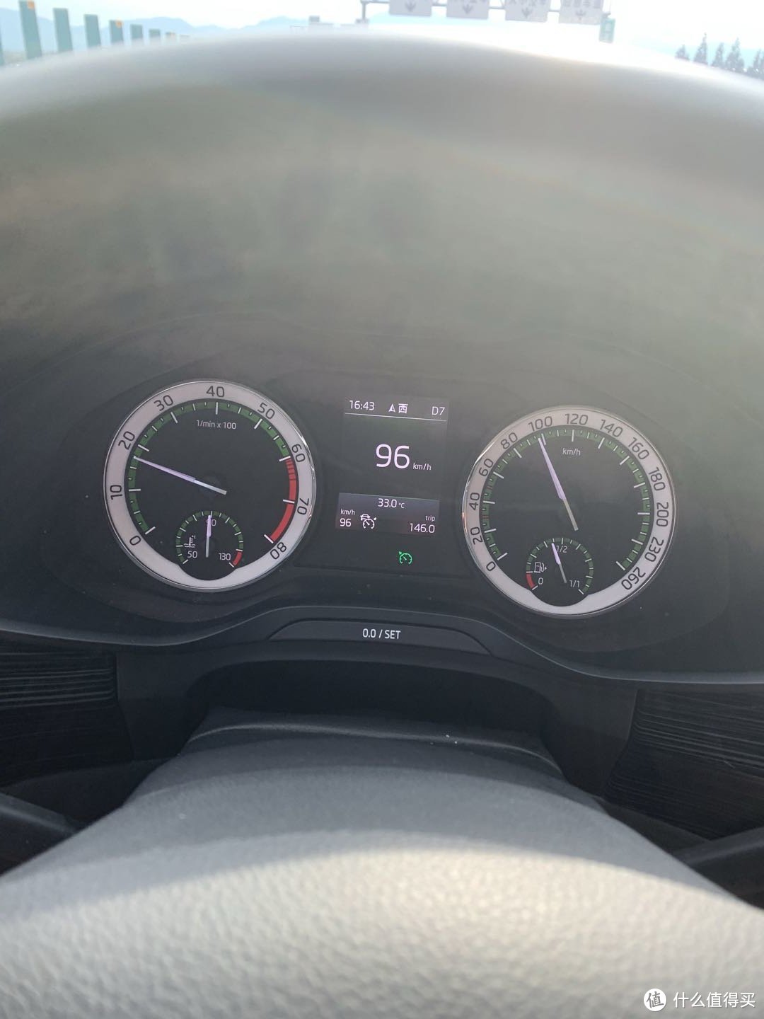 液晶屏的右下角亮了个绿色的标，表示开启了自适应巡航，由于这个需要开车过程中拍，所以只拍了一张