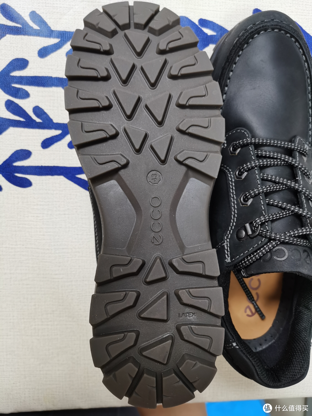 TPU的鞋底，成本比橡胶的更贵，更轻盈耐磨。