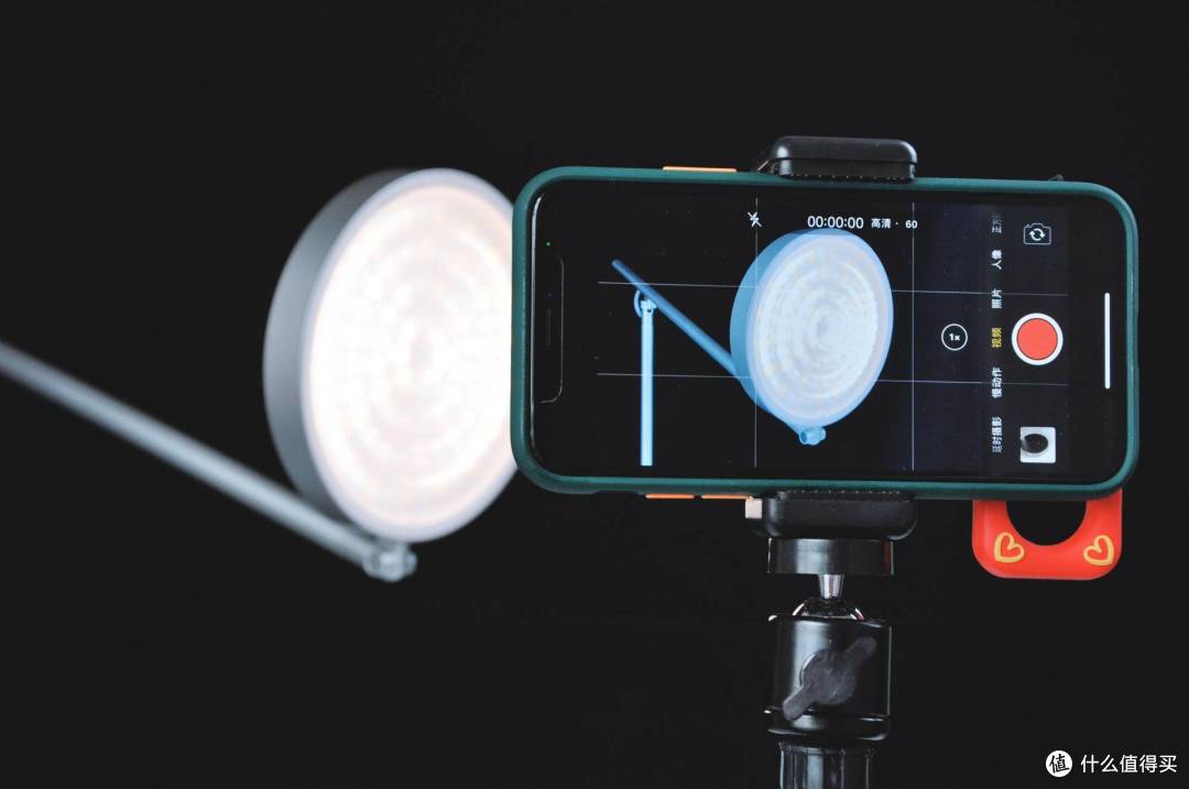 大家可以通过手机的相机去检测台灯是否存在频闪的现象,频闪低的台灯