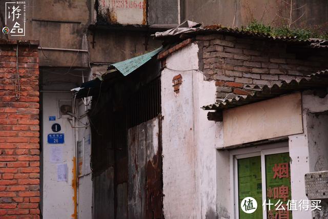 在大坪街道探险：穿越破旧的电视塔村，寻找被遗忘的山城地标