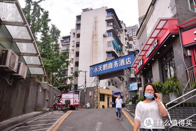 在大坪街道探险：穿越破旧的电视塔村，寻找被遗忘的山城地标