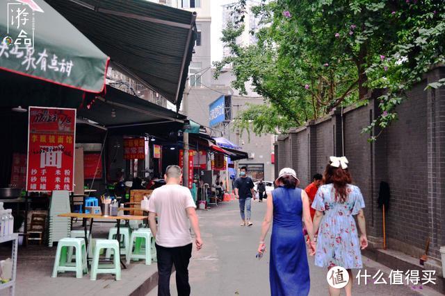 在大坪街道探险：穿越破旧的电视塔村，寻找被遗忘的山城地标