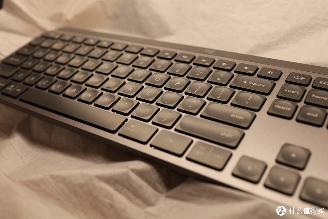 正面是深空灰色的铝合金面板，非常有质感，跟apple的秒控键盘有一拼