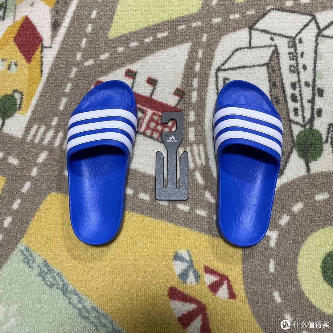 价格实惠颜色漂亮的adidas ADILETTE AQUA 儿童拖鞋