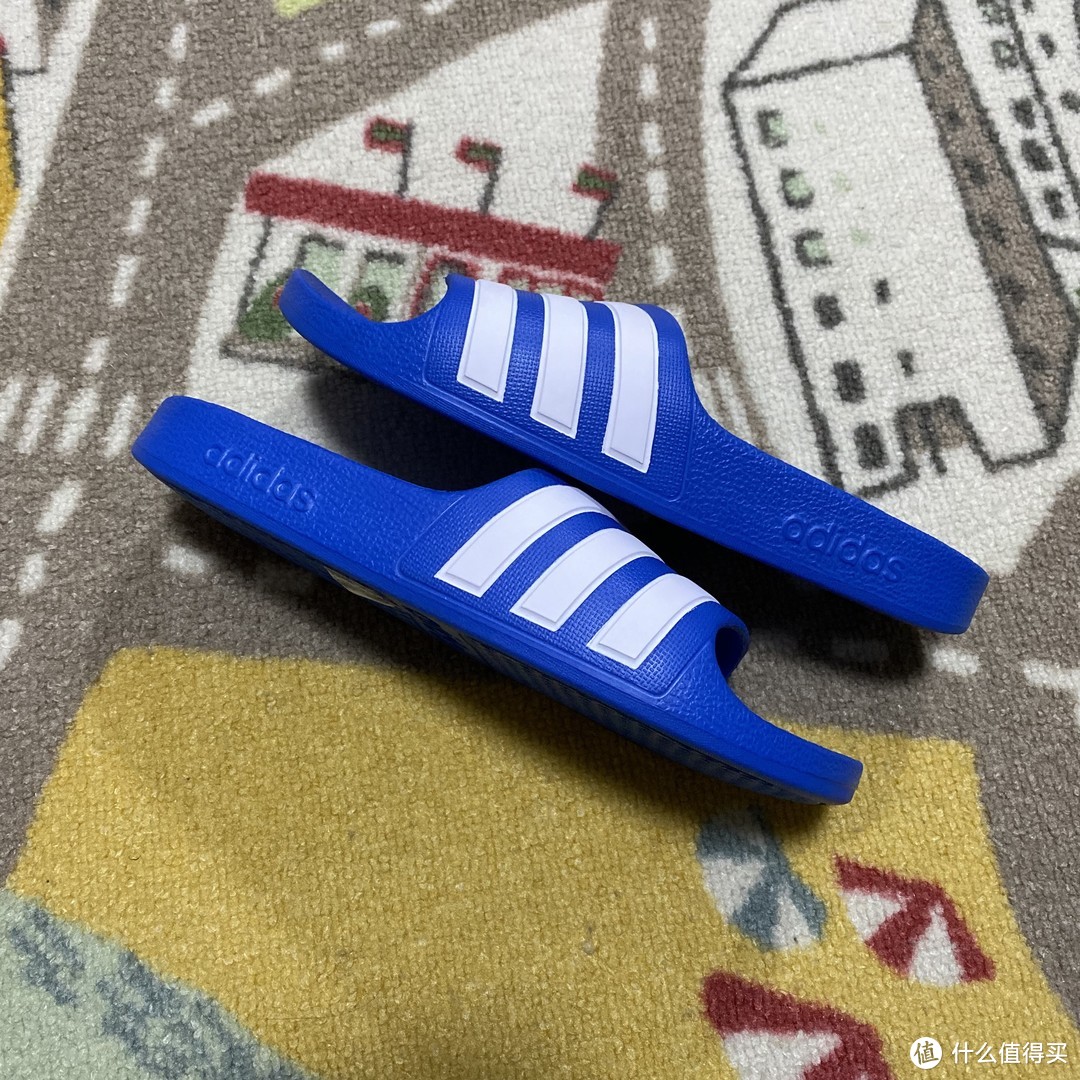 价格实惠颜色漂亮的adidas ADILETTE AQUA 儿童拖鞋