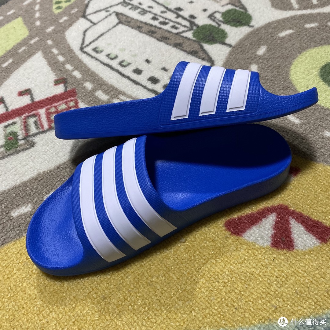 价格实惠颜色漂亮的adidas ADILETTE AQUA 儿童拖鞋