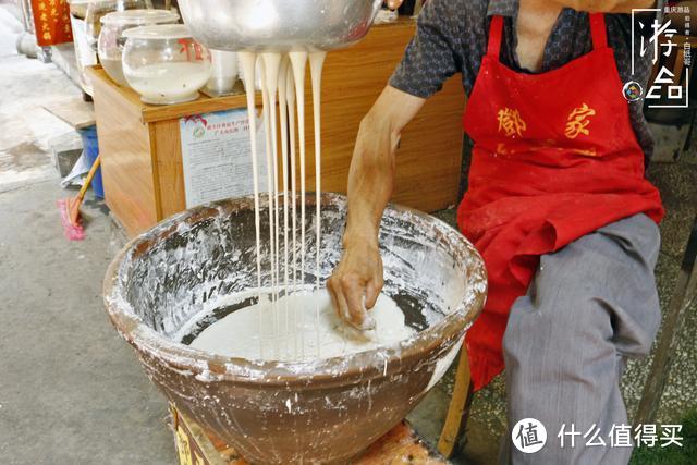 重庆人的酸辣粉，比小面更加重口味，排队也要买