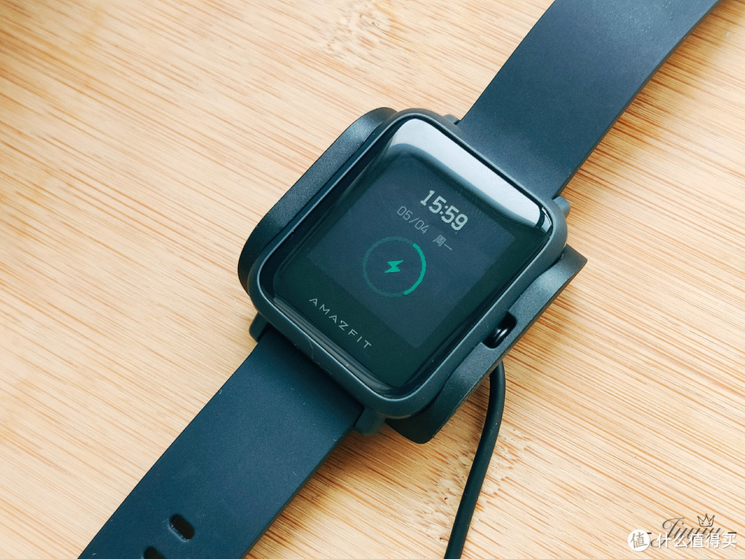 充电中的Amazfit 米动手表青春版1S