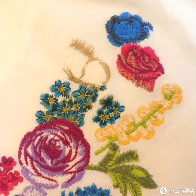 优衣库尾单系列(四)怀旧复古而又绚丽奢华的安娜苏刺绣T恤