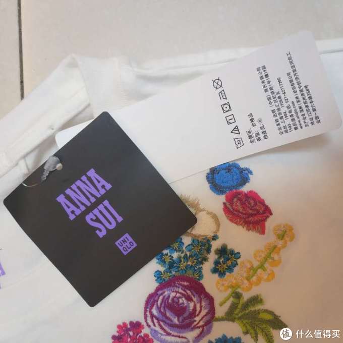 优衣库尾单系列(四)怀旧复古而又绚丽奢华的安娜苏刺绣T恤