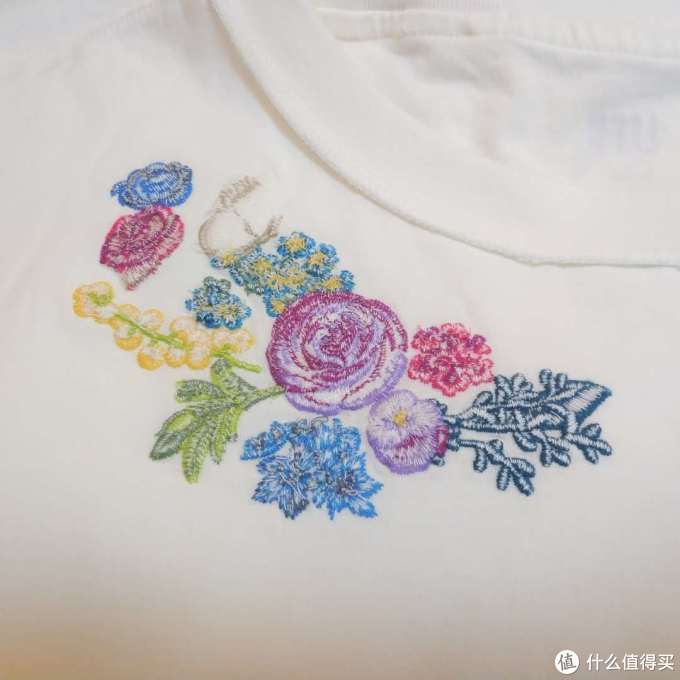 优衣库尾单系列(四)怀旧复古而又绚丽奢华的安娜苏刺绣T恤