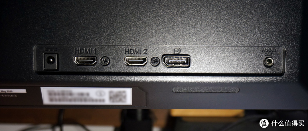 背面的左侧是接口区，包含了电源、两个HDMI、一个DP和音量输出