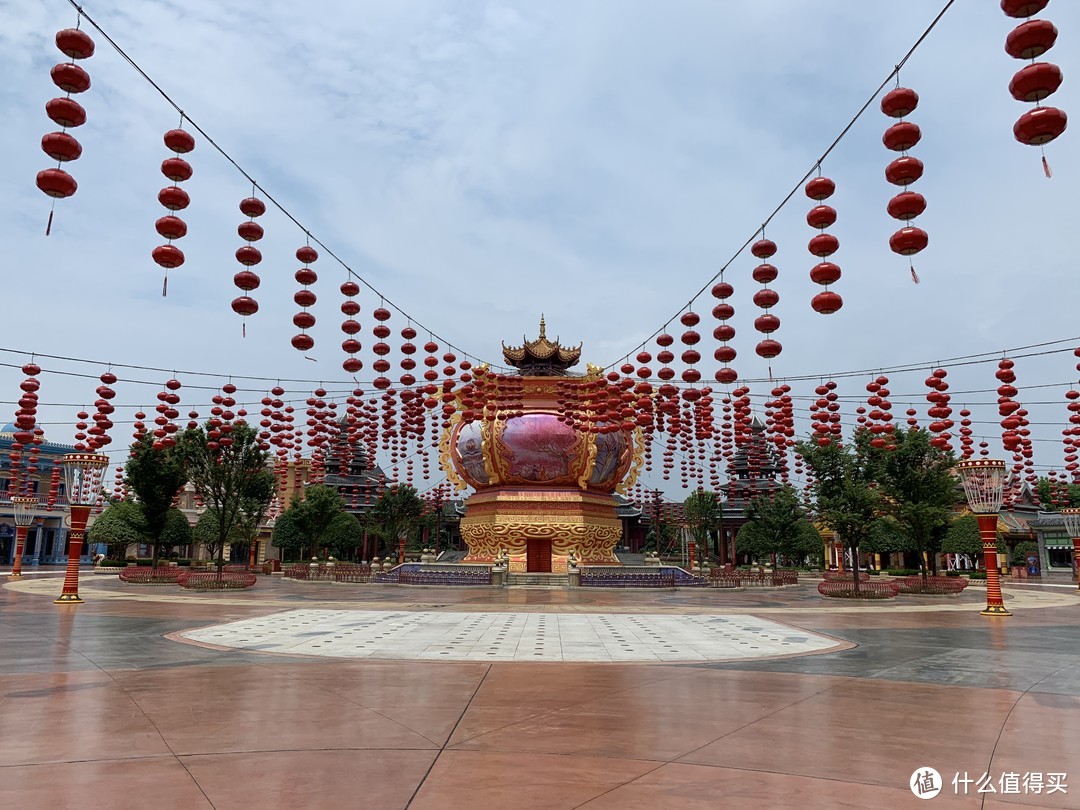 穿过小镇后会来到“节庆广场”，很漂亮和喜庆的地方，忍不住让人想象晚上张灯结彩的样子，在节庆广场周围一圈都是餐饮，像湖南号称百年老字号的面馆“杨裕兴”这里也有。从这里开始景区内的游玩项目开始变多，如果不是想在清韵小镇拍照的话，建议直接从这里开始玩起