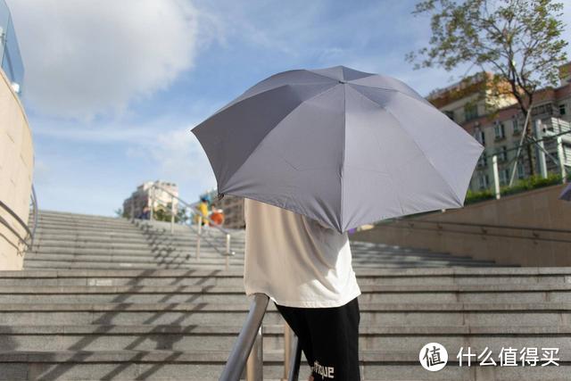 照明+降温，雨伞也有黑科技？90分全自动反向折叠伞体验