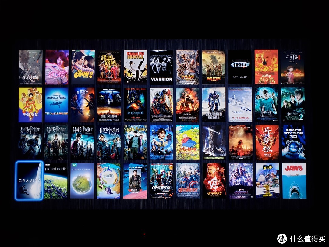 可以通过海报墙选择硬盘中的电影也可以通过文件夹选择电影，并且可以通过局域网访问电脑或者NAS，观看网络共享的资源。