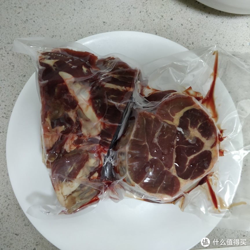 解冻之后，血水还好，闻了一下，没什么异味