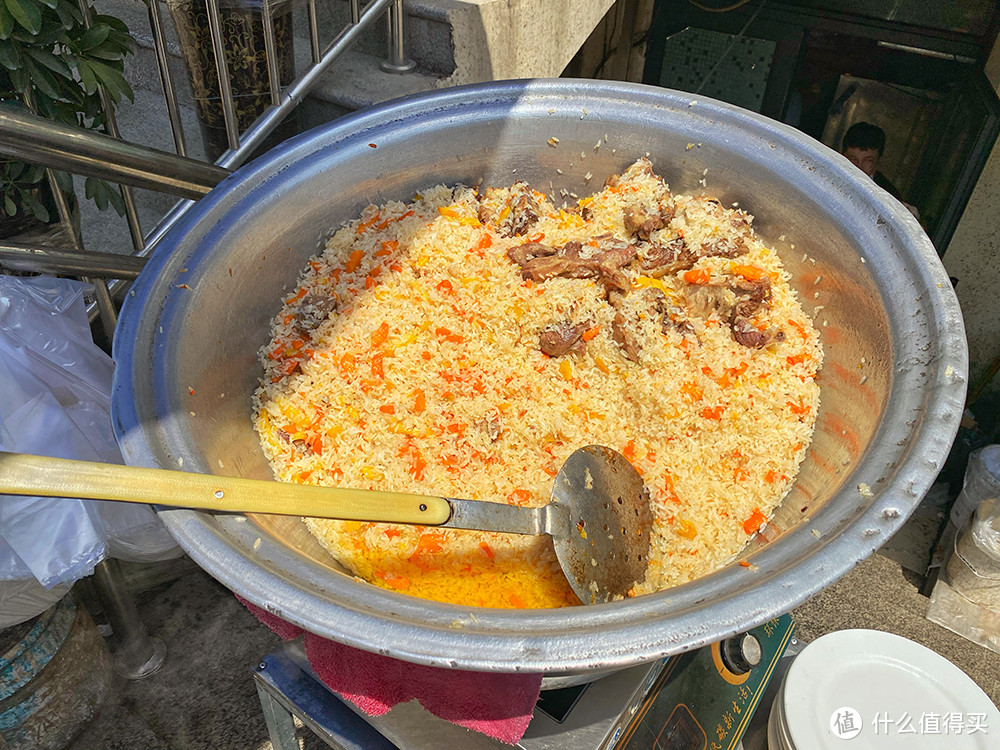 这一大盆手抓饭总算在常德路清真集市关闭之后第一次看见了。