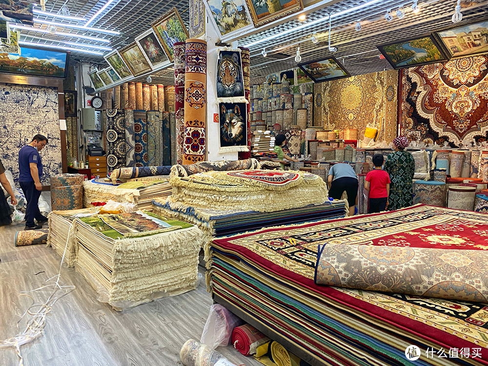 进入商厦都是买地毯的，随口问了下，淘宝比较下，价格不是很贵，来买的都是维吾尔族的朋友们