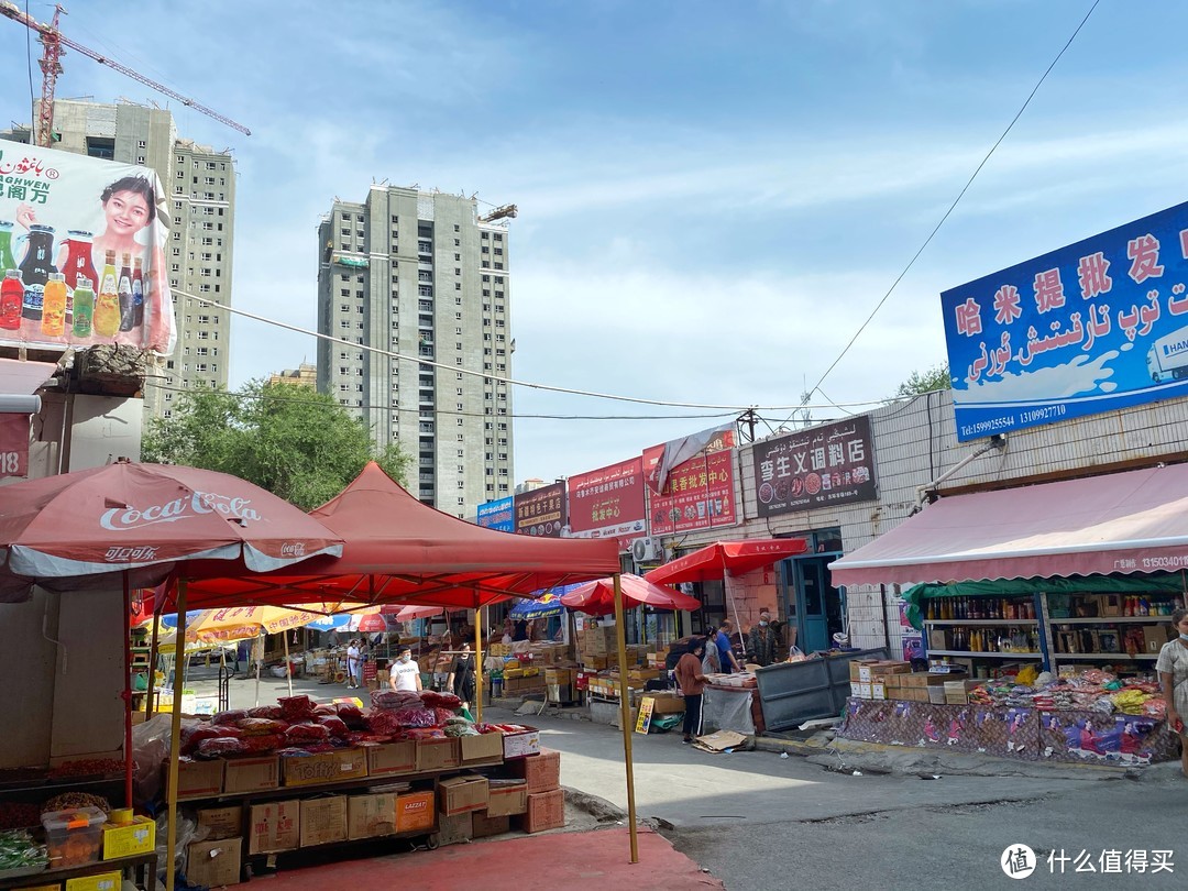 穿过商厦到后院，就是卖干果调料区