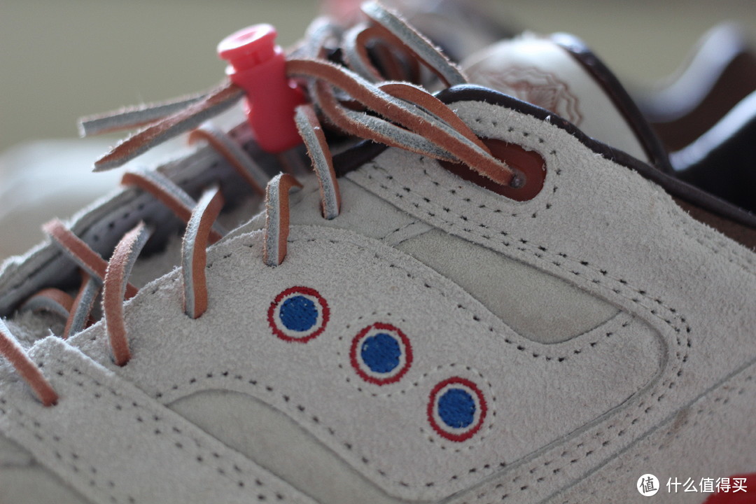 鞋带孔最上面采用了塑料设计，外侧红色，内侧蓝色，呼应细节。