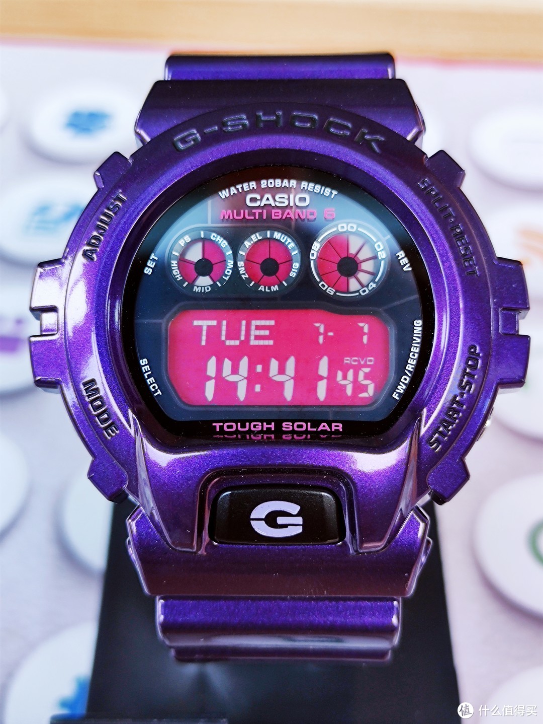 GW6900CC与基础款的GW6900功能相同，只是更换了桃红色液晶和紫色外观