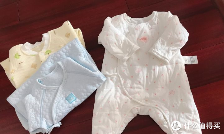 连体衣比和尚服更推荐一些，主要是换尿布的时候不容易冷到宝宝肚肚