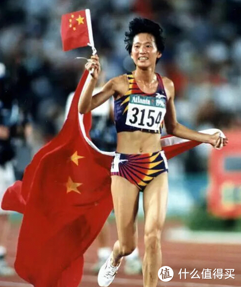 1996年亚特兰大奥运会5000米，王军霞14分59秒88夺冠，成为中国首位获奥运会长跑金牌的运动员