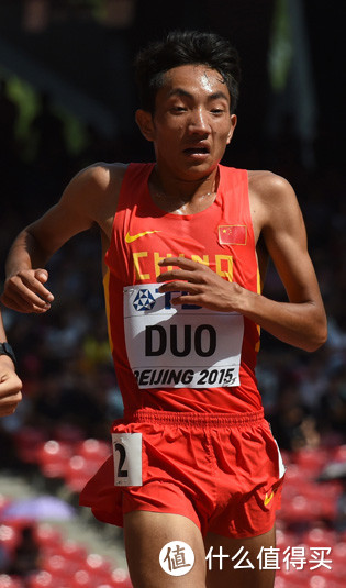多布杰曾参加过2015北京世锦赛5000米，这也是名将张国伟（长跑那个）后第二个参加了5000米世锦赛的中国男选手