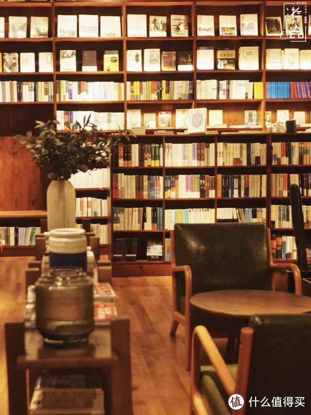 不被人理解的刀锋书酒馆：老板辞去高薪外企工作，独自经营小书店