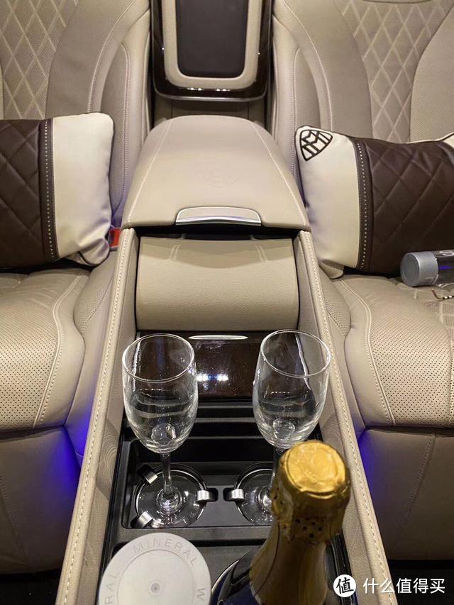 新款迈巴赫S级典藏版的高明配置，五座改四座加冰箱香槟杯